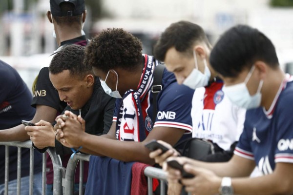 Algarabía y emoción tras llegada de Lionel Messi a París (FOTOS)