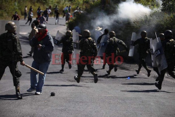 Lluvia de piedras en las tomas realizadas en la salida al sur por la Alianza de Oposición