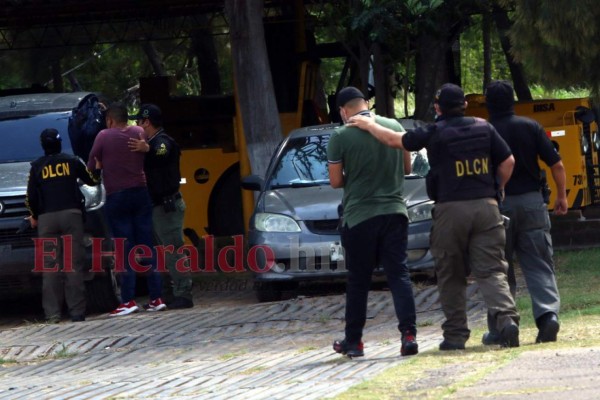 En avioneta y fuertemente custodiados, el traslado de los seis policías que cayeron con droga (FOTOS)