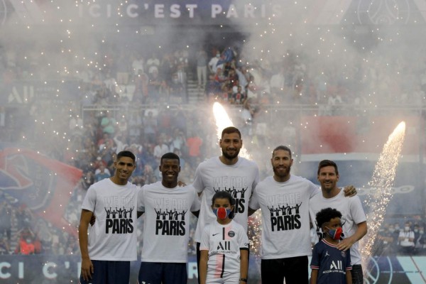 Furor y algarabía en el Parque de los Príncipes tras presentación de Messi y Ramos