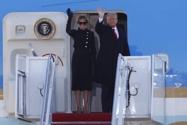 Elegante, sonriente y segura, así lució Melania Trump al abandonar la Casa Blanca (FOTOS)