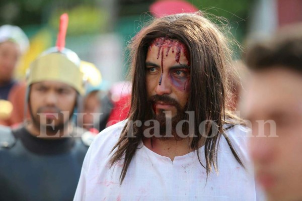 El espectacular Vía Crucis de Iglesia El Calvario que revive la pasión de Cristo