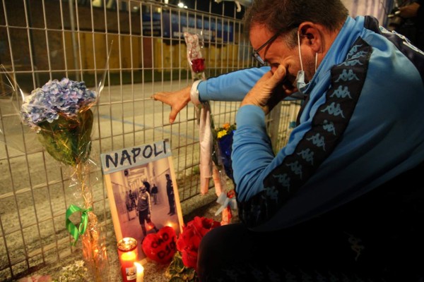 Aficionados de Nápoles le rinden tributo a Maradona afuera del Estadio San Paolo (FOTOS)