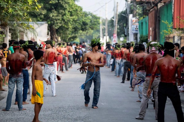 Trajes inusuales, máscaras y azotes reales: Los vía crucis más peculiares del mundo