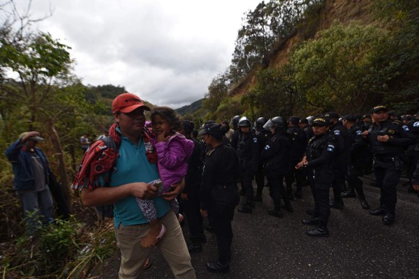 La angustia, el frío y hambre golpean a los migrantes de la caravana en la frontera de Honduras con Guatemala