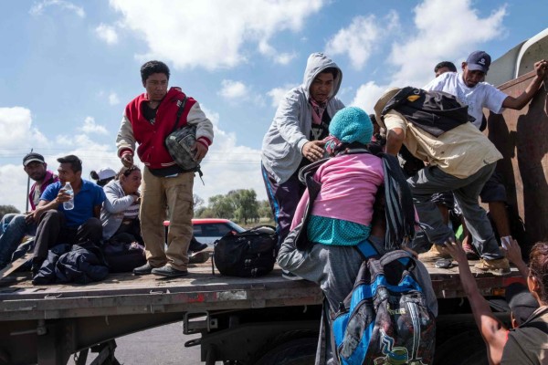 Exhaustos y con la esperanza de llegar a EEUU, niños piden jalón en Ciudad de México