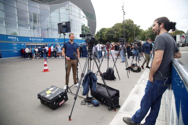 Algarabía y emoción tras llegada de Lionel Messi a París (FOTOS)