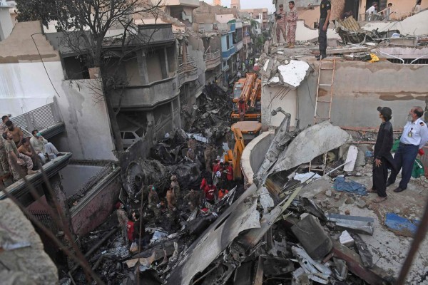 'Había gritos por todas partes': Superviviente cuenta horror del accidente de avión en Pakistán (FOTOS)