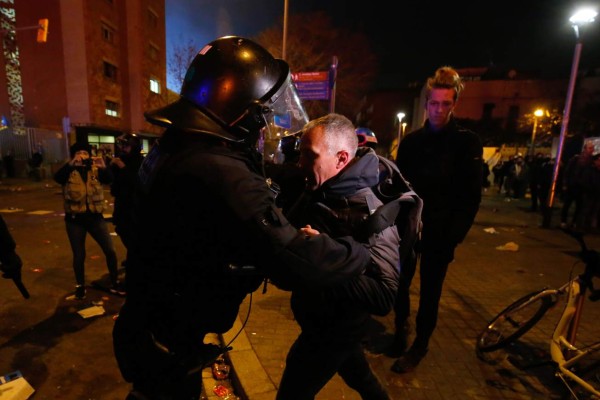 Las imágenes del caos y destrozos afuera del Camp Nou tras El Clásico