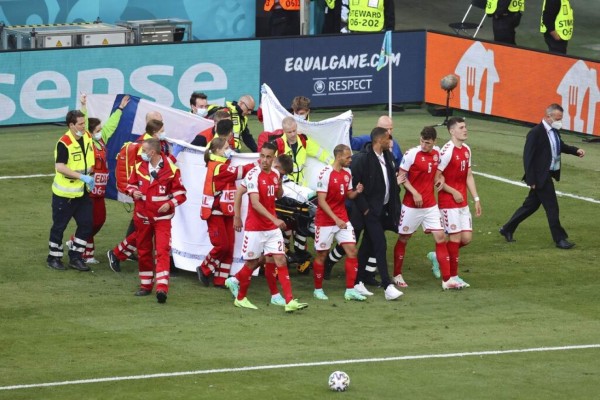 Las imágenes del drama que se vivió en la Eurocopa tras el desplome de Eriksen en pleno partido (FOTOS)