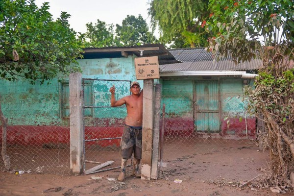 Con alegría y gratitud: hondureños afectados por Eta reciben alimentos de El Salvador (FOTOS)