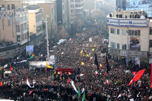 Con banderas de 'venganza severa' marea humana rinde homenaje a Qasem Soleimani   