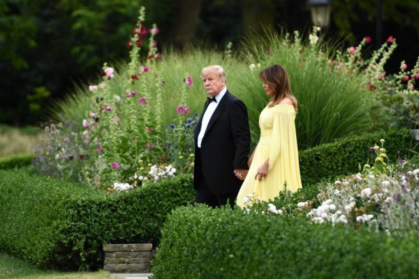 El vestido amarillo de Melania Trump que provocó comparaciones con 'La Bella y la Bestia'