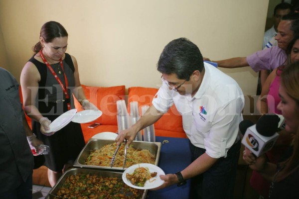 JOH, Mel y otros presidentes que se exhibieron comiendo en público