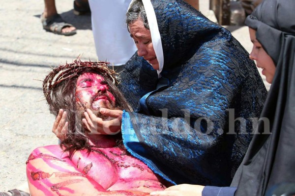 El espectacular Vía Crucis de Iglesia El Calvario que revive la pasión de Cristo