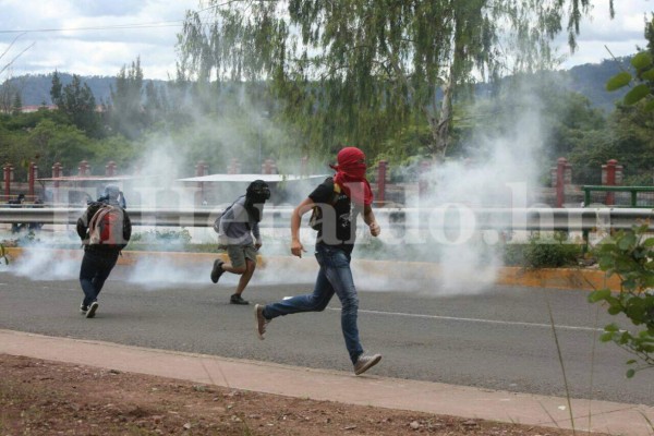 Las imágenes que no viste de la batalla campal entre el MEU y policías