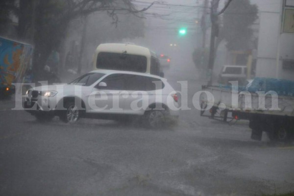 Fotos: Fuertes lluvias azotaron calles y avenidas de la capital de Honduras