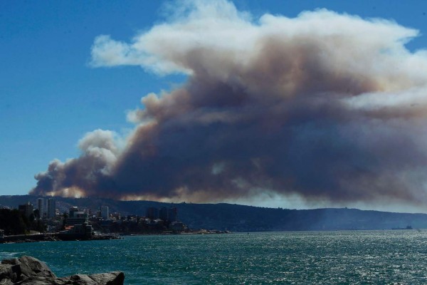 En imágenes el pavoroso incendio que amenaza arrasar Valparaíso