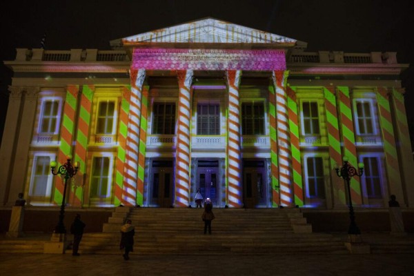 Coloridas luces tratan de darle algo de brillo a una Navidad que será muy distinta