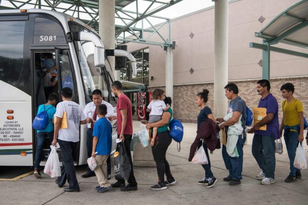 FOTOS: Hondureños son dejados en una estación de buses en Texas tras ser liberados  