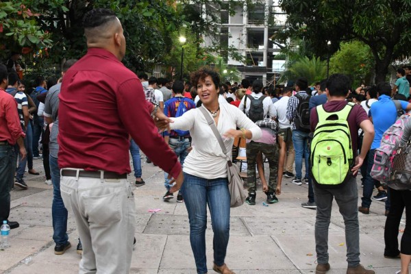 FOTOS: Así fue el adiós de un grupo de estudiantes a la rectora Julieta Castellanos