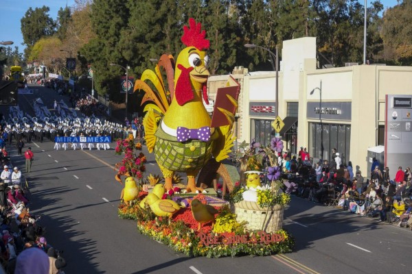 Con carrozas florales y animalistas, sorprende una vez más el Desfile de las Rosas 2022