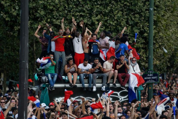 FOTOS: La locura en París tras la coronación de Francia como campeón del Mundo en Rusia 2018