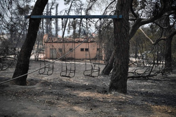 Así avanzan los incendios descomunales que devoran pueblos en Grecia