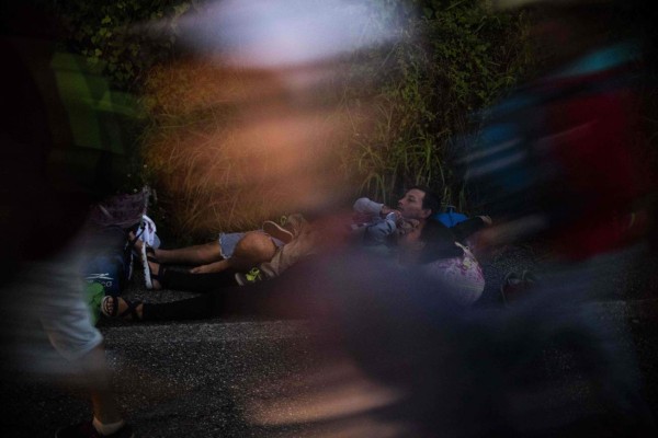 FOTOS: Cae la noche y los migrantes se preparan para dormir en el duro asfalto de México