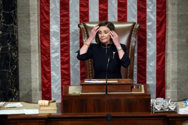 El rostro de satisfacción de Nancy Pelosi tras aprobar juicio político a Donald Trump