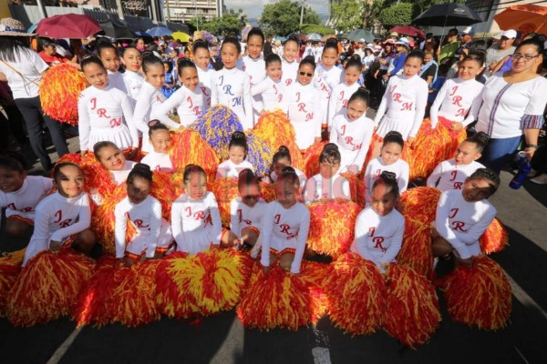 Escolares hondureños rinden homenaje a la Patria llenó de color y sonrisas  