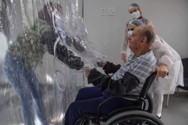 FOTOS: El ingenioso invento para que abuelitos reciban amor en la pandemia