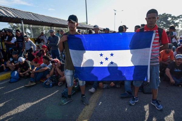 'Le pedimos a AMLO que nos abra las puertas', migrantes en puente fronterizo