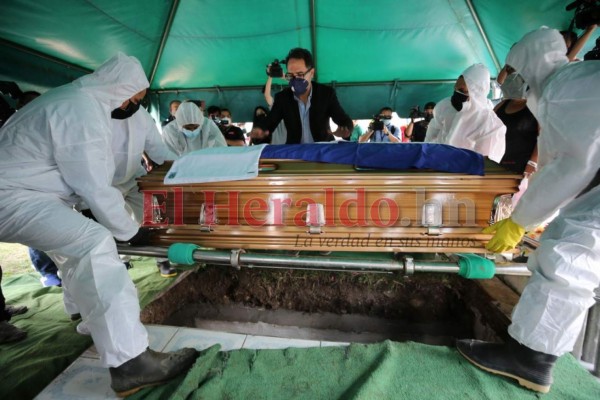 Discursos y llanto en la dolorosa despedida de Chelato Uclés, el Maestro de Honduras