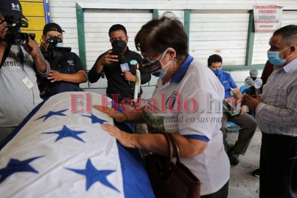 Desconsuelo y llanto en velorio de Chelato Uclés en el Estadio Nacional