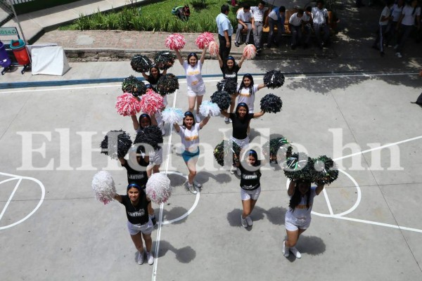 Las hermosas pomponeras del Instituto Renacimiento de la capital