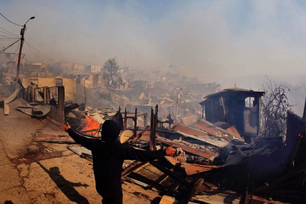 En imágenes el pavoroso incendio que amenaza arrasar Valparaíso