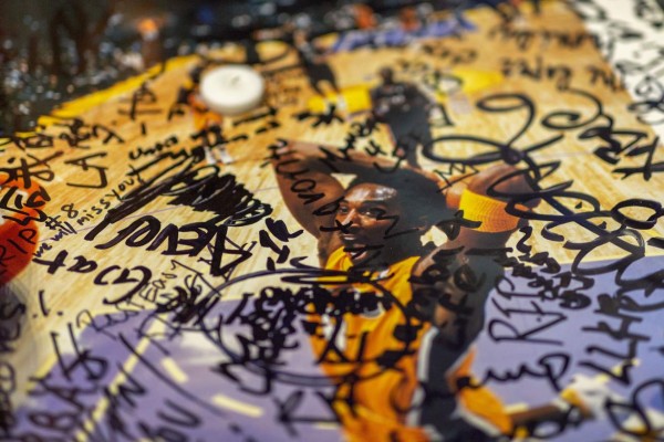 Llanto, flores y desconsuelo: fans rinden homenaje a Kobe Bryant (FOTOS)