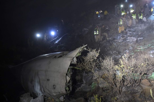 12 impactantes fotos del avión de Pakistán que se estrelló con 48 personas