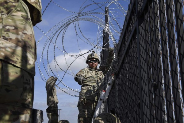 FOTOS: Momento en el que soldados aseguran frontera de Texas para evitar a la caravana migrante a Estados Unidos