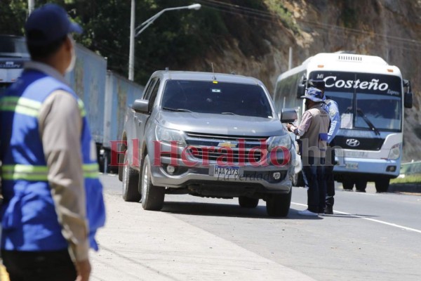 Caravanas y retenes: así se realizó el retorno seguro a la capital (FOTOS)