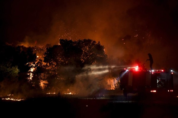 Así avanzan los incendios descomunales que devoran pueblos en Grecia