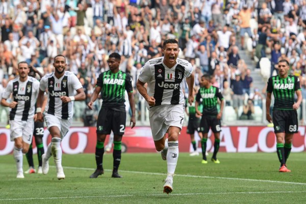 Las mejores imágenes de la celebración de Cristiano Ronaldo tras anotar su primer doblete con la Juventus