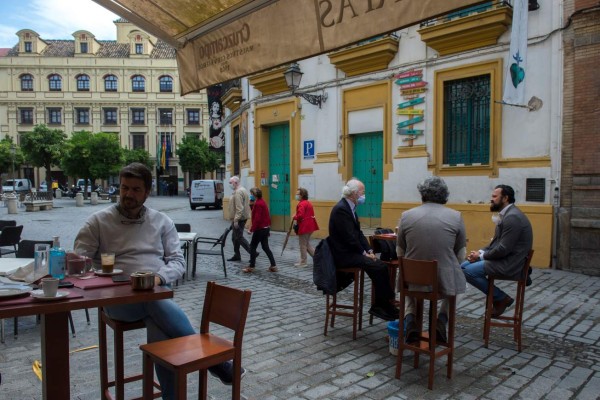 Poco a poco y con cierto temor, españoles buscan la normalidad: FOTOS