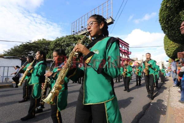 Escolares hondureños rinden homenaje a la Patria llenó de color y sonrisas  