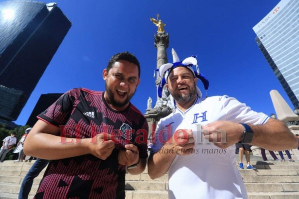 ¡Ambientazo! Afición catracha y mexicana ya palpita cerca del Azteca