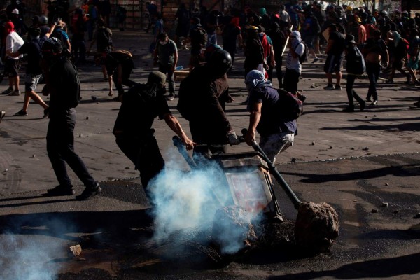 Las imágenes del incendio y violentos choques en nueva marcha en Chile