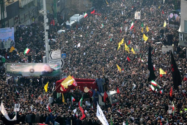 Con banderas de 'venganza severa' marea humana rinde homenaje a Qasem Soleimani   