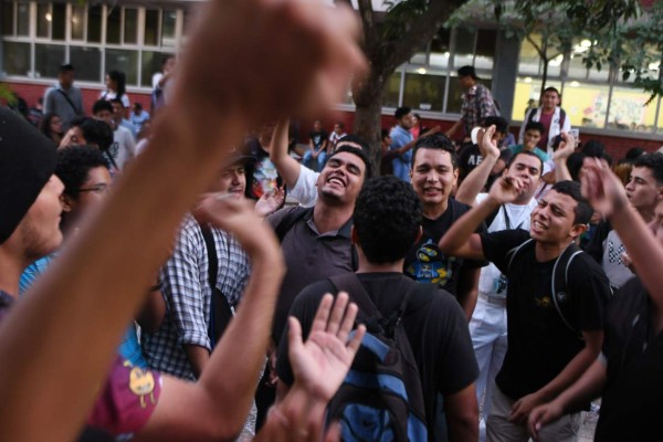 FOTOS: Así fue el adiós de un grupo de estudiantes a la rectora Julieta Castellanos