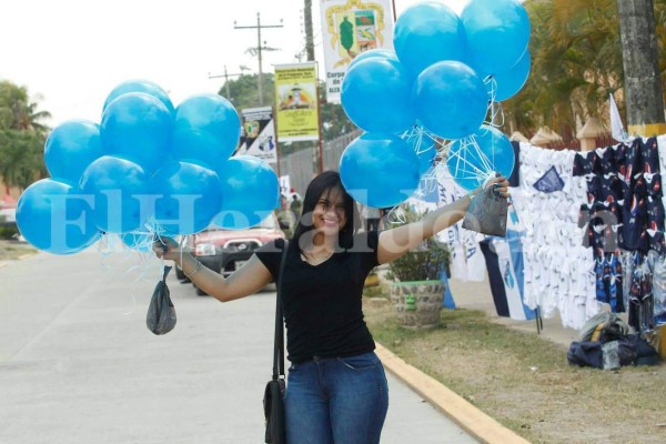 Hermosas mujeres adornan el estadio Humberto Micheletti en la final del fútbol hondureño